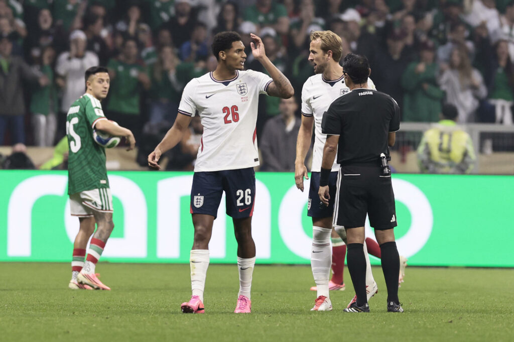 Jarell Quansah es sancionado con dos partidos por su expulsión ante México
