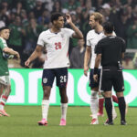 Jarell Quansah es sancionado con dos partidos por su expulsión ante México