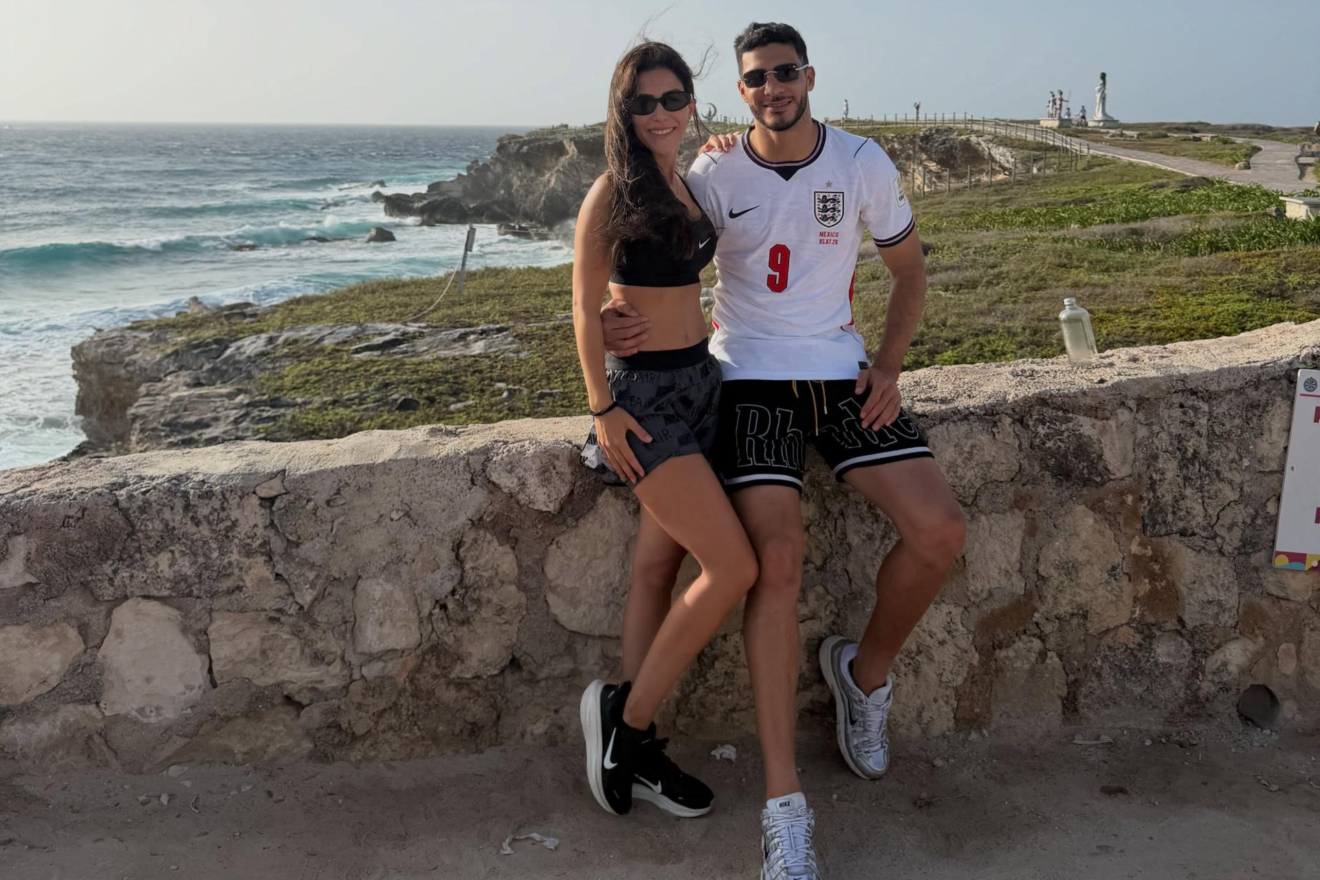 Raúl Jiménez sorprende en redes sociales con la camiseta de Inglaterra Raúl Jiménez sorprende en redes sociales con la camiseta de Inglaterra