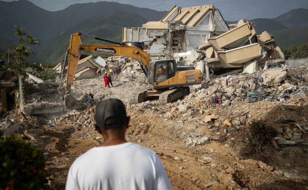 Rescatistas internacionales dejan Venezuela; continúa recuperación de cuerpos