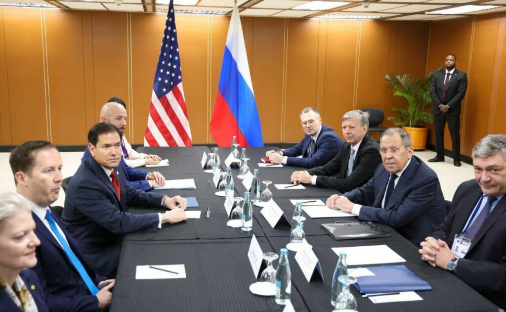 EE.UU. y Rusia se reúnen para tratar la guerra en Ucrania y su posible fin