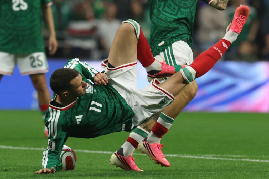 ¿Qué lesión sufrió Santiago Giménez en el partido contra Inglaterra?