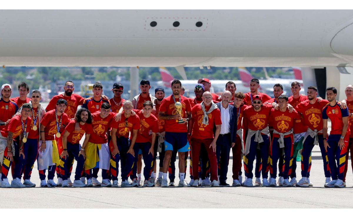 Selección de España llega a Madrid con el trofeo del Mundial 2026 - seleccion-de-espana-con-el-trofeo-del-mundial-2026