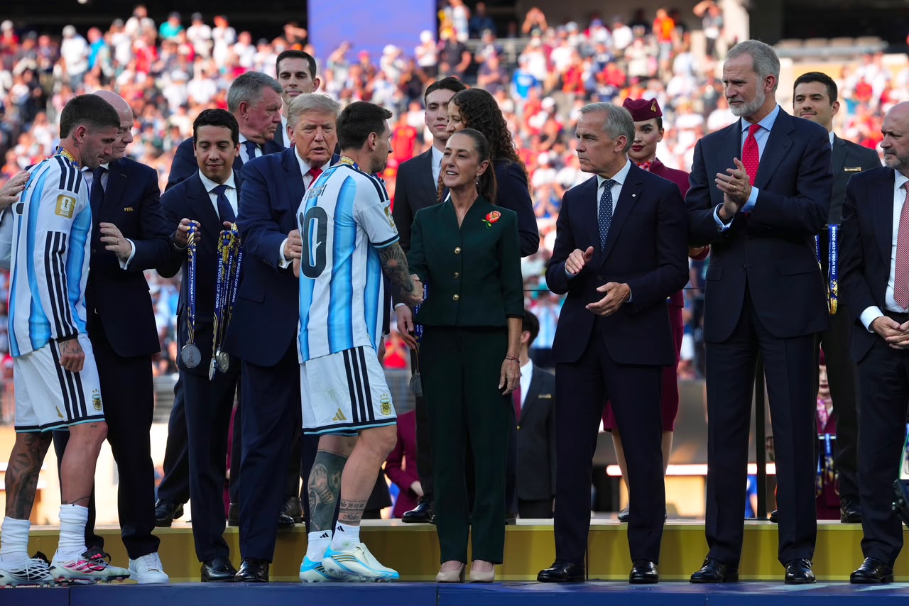 Sheinbaum asiste a la gran final del Mundial 2026; entrega premio al mejor jugador del torneo Sheinbaum asiste a la gran final del Mundial 2026; entrega premio al mejor jugador del torneo