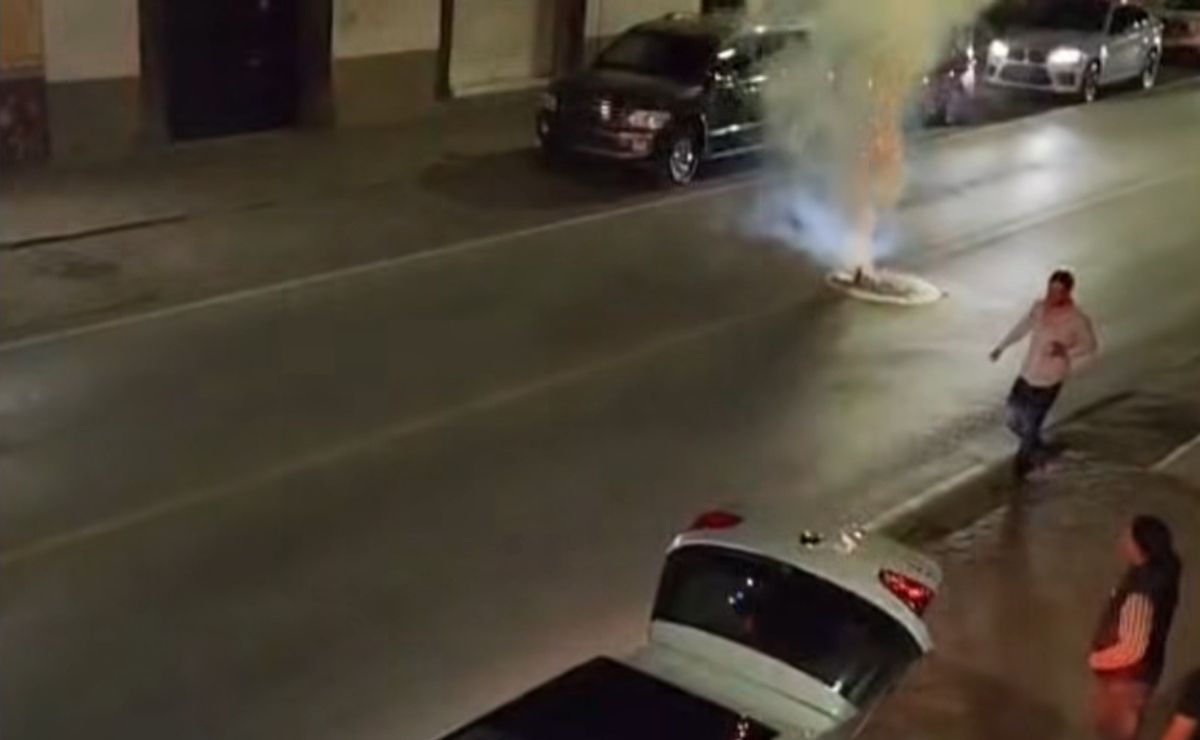 Video: Sujetos estallan pirotecnia en coladera; pasó en San Juan del Río