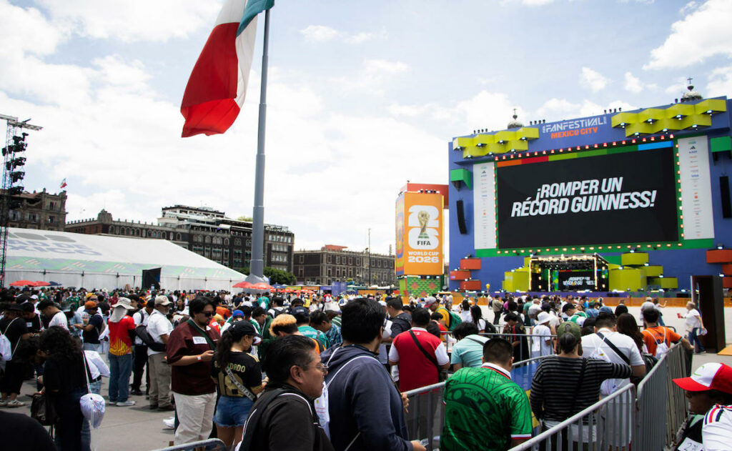 ¿Te falta una estampa? Miles se reúnen para completar álbum del Mundial y romper récord - te-falta-una-estampa-miles-se-reunen-para-completar-album-del-mundial-y-romper-record-3-1024x631