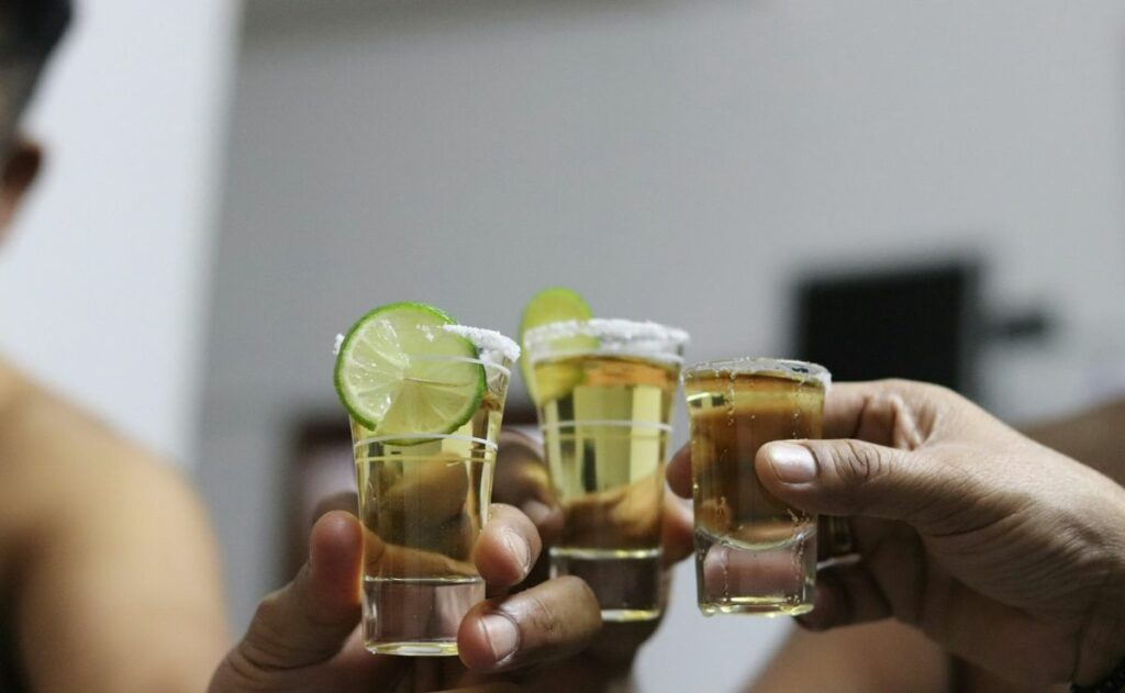 Alertan por falsificación y adulteración de tequila vendido en línea