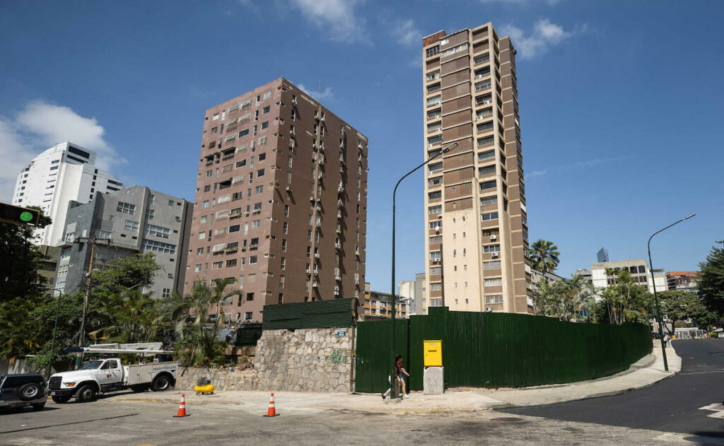 Tras años de castigo económico, EE.UU. relaja controles para que Venezuela reciba ayuda