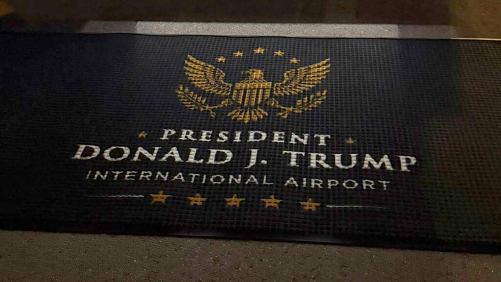 Trump celebra que el aeropuerto de Palm Beach ahora lleva su nombre