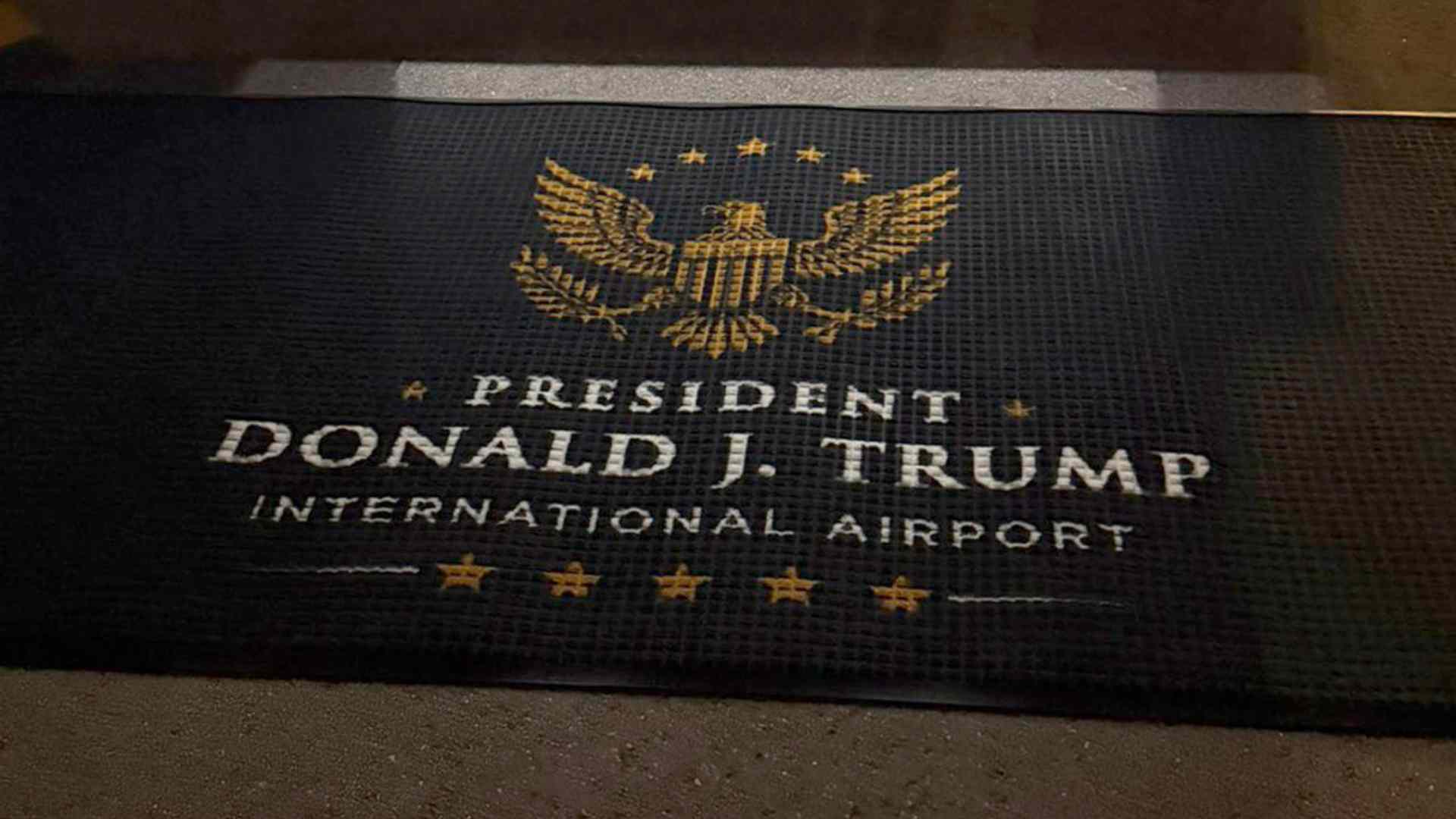 Trump celebra que el aeropuerto de Palm Beach ahora lleva su nombre