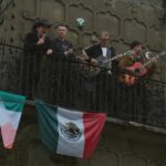 U2 sorprende con canción en español y video mexicano