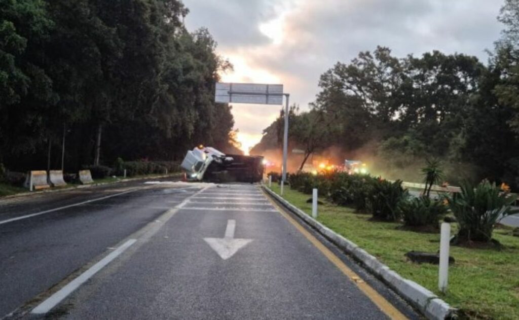 Volcadura de tráiler cierra la autopista México-Cuernavaca