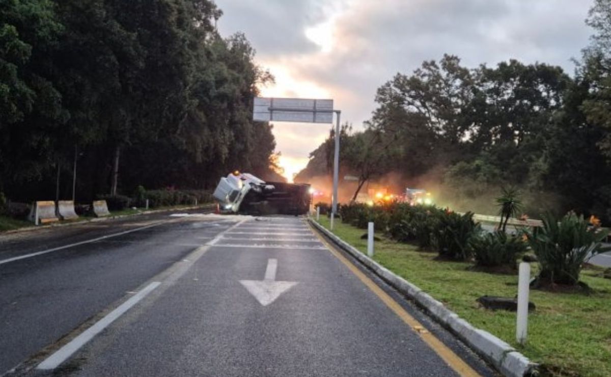 Volcadura de tráiler cierra la autopista México-Cuernavaca