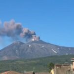 Volcán Etna aumenta su actividad; cierran el espacio aéreo de Sicilia