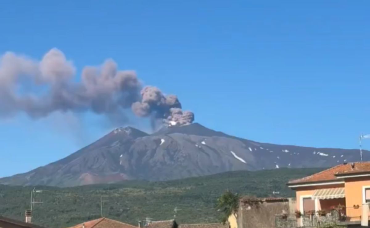 Volcán Etna aumenta su actividad; cierran el espacio aéreo de Sicilia Volcán Etna aumenta su actividad; cierran el espacio aéreo de Sicilia
