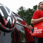 Volkswagen pisa el freno: bajará su capacidad anual de 12 a 9 millones de vehículos