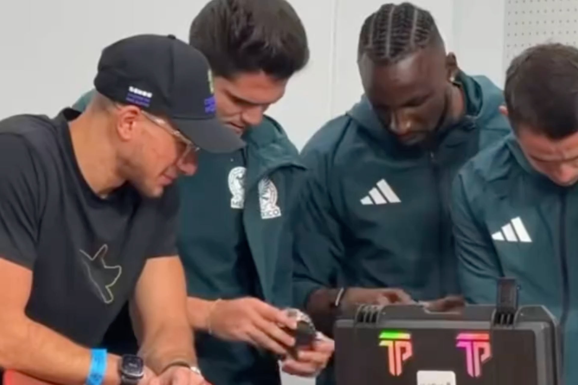 Video: Youtuber ‘Steve Will Do It’ regala relojes de lujo a la Selección Mexicana