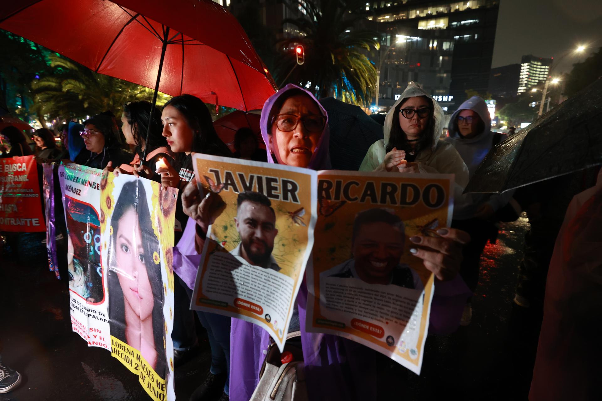 Familias marchan bajo la lluvia para exigir búsqueda de personas desaparecidas en México