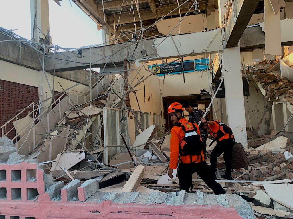 Suben a 47 los muertos tras un terremoto de magnitud 7.7 en Indonesia - 0b2c8d8beba22b8844c1d10515d77f904bf0faf8w-1024x768