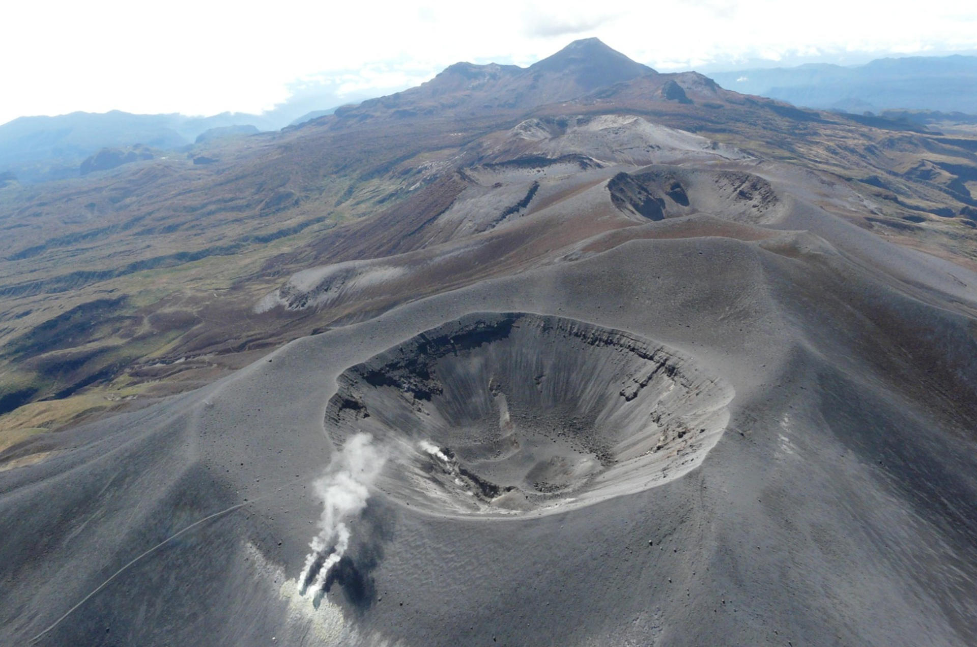Volcán Puracé emite ceniza y gases en suroeste de Colombia y afecta aeropuerto de Popayán