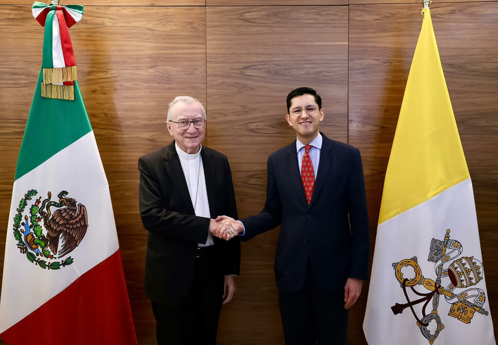 Roberto Velasco dialoga con secretario de Estado del Vaticano sobre agenda bilateral
