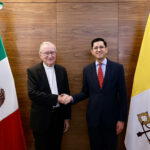 Roberto Velasco dialoga con secretario de Estado del Vaticano sobre agenda bilateral