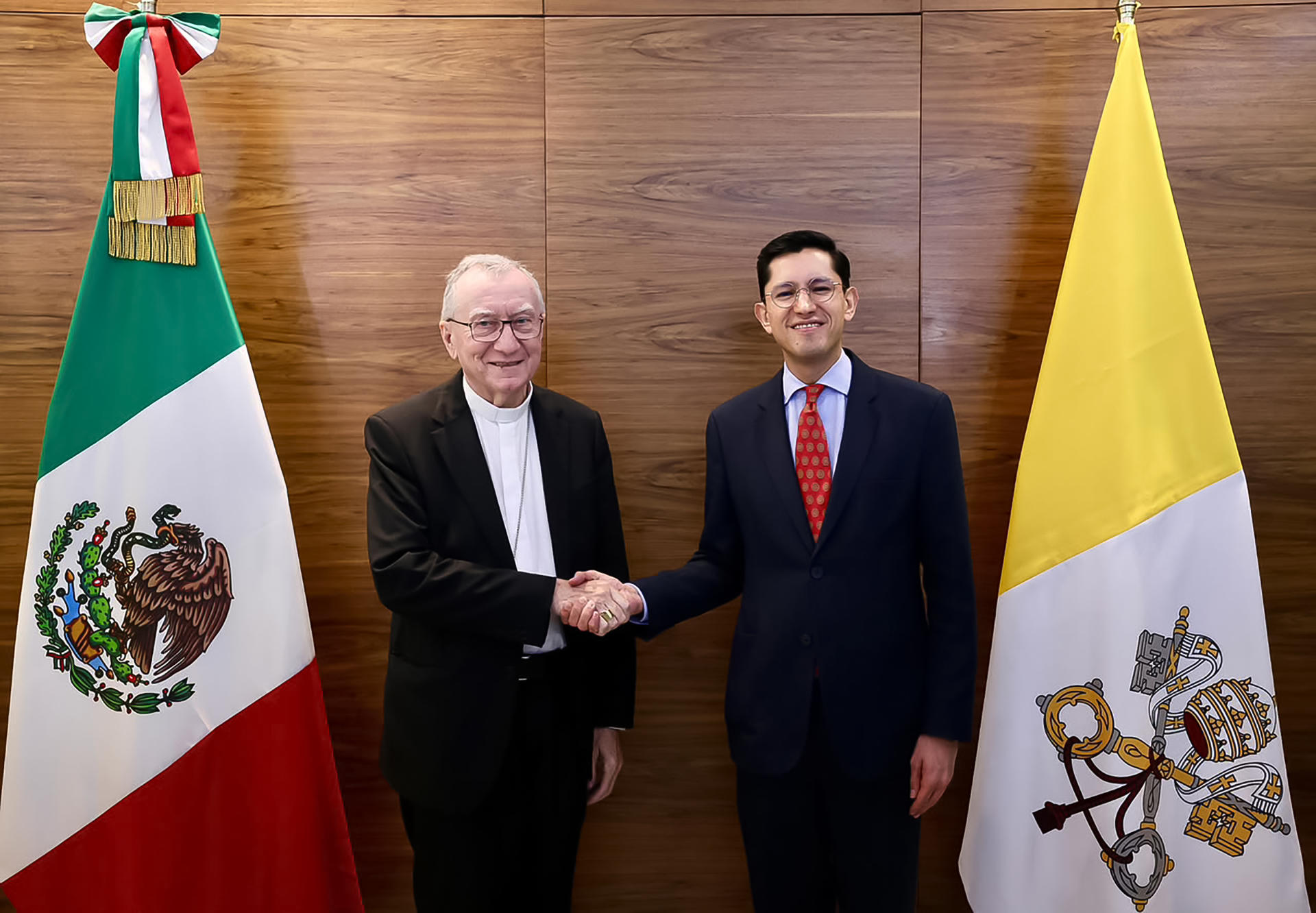 Roberto Velasco dialoga con secretario de Estado del Vaticano sobre agenda bilateral Roberto Velasco dialoga con secretario de Estado del Vaticano sobre agenda bilateral