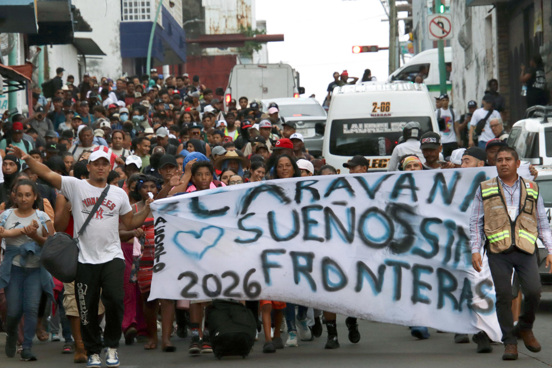 Unos 800 migrantes salen en caravana desde Tapachula hacia CDMX Unos 800 migrantes salen en caravana desde Tapachula hacia CDMX
