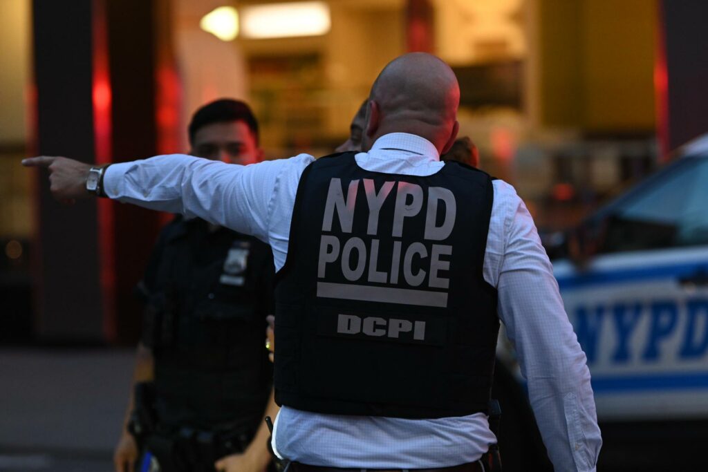 Policía dispara en Times Square a mujer que apuñaló gravemente a dos personas