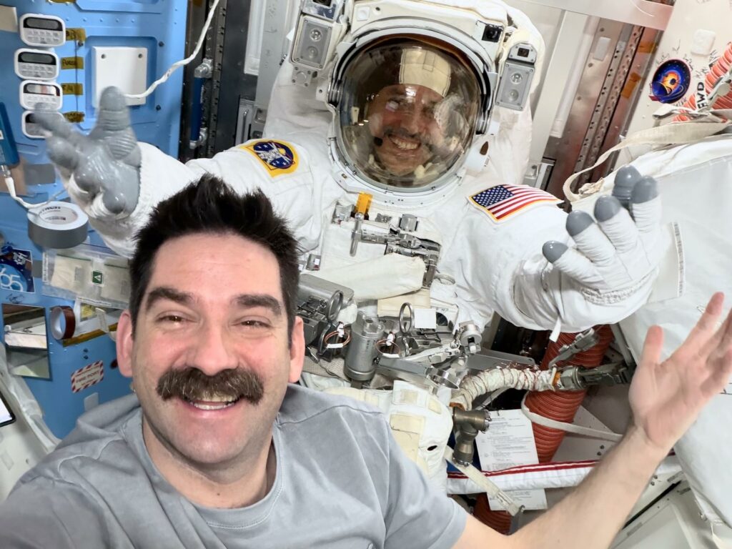 Dos astronautas de la NASA concluyen caminata espacial para mejorar los paneles solares de la EEI - 426c321857dfed042836dbcb5922c4387e1b3f61w-1024x768
