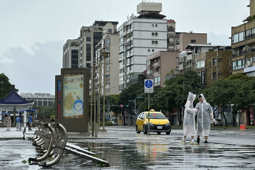 Tres heridos y más de 90 vuelos cancelados por el paso del tifón ‘Saudel’ en Japón