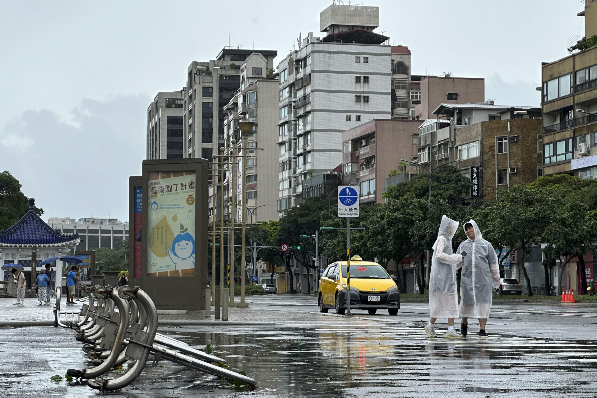 Tres heridos y más de 90 vuelos cancelados por el paso del tifón ‘Saudel’ en Japón