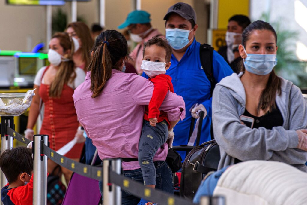 Hasta 40 migrantes al día han sido detenidos en los aeropuertos de EE.UU., según NBC