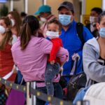 Hasta 40 migrantes al día han sido detenidos en los aeropuertos de EE.UU., según NBC