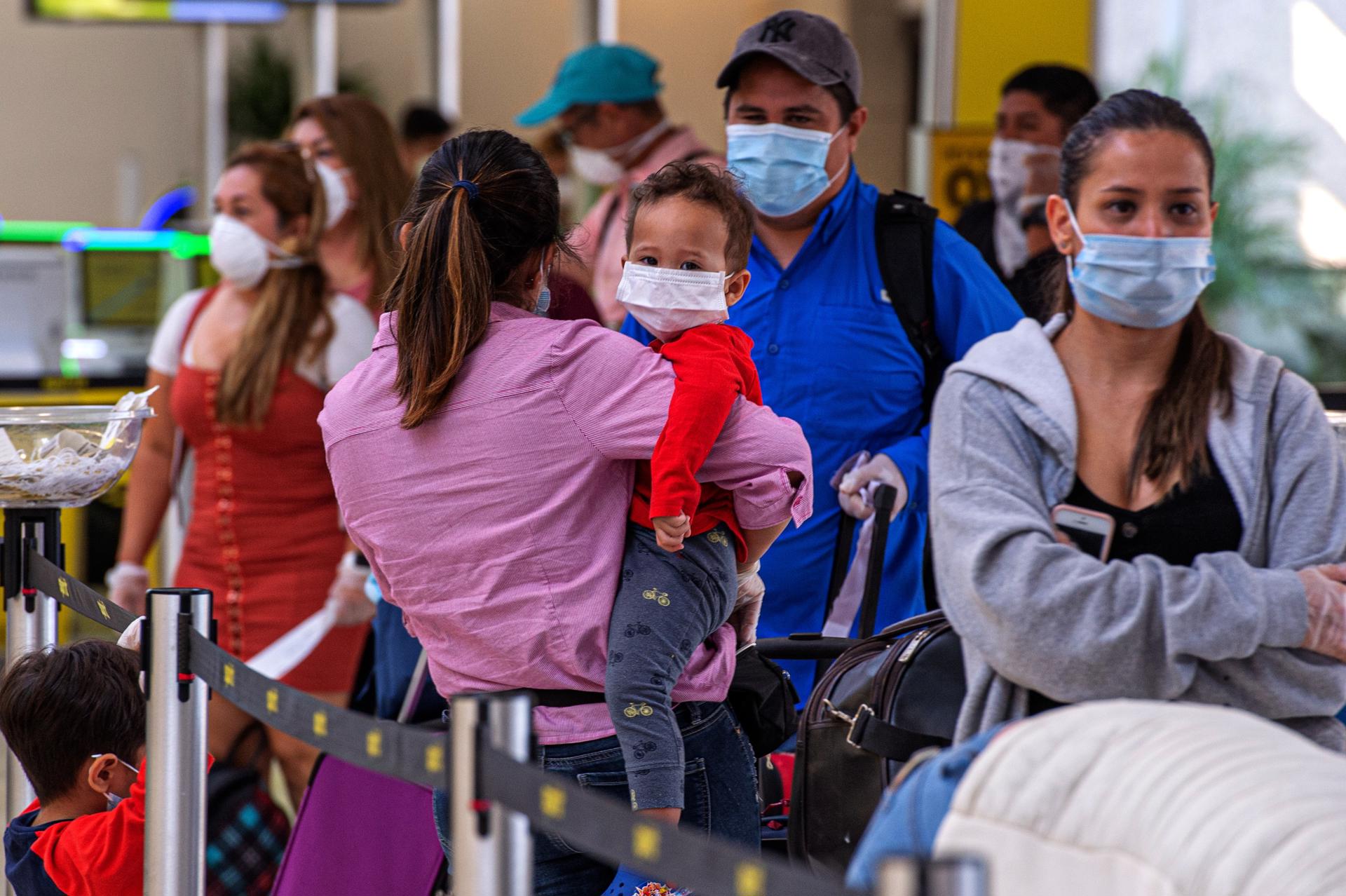 Hasta 40 migrantes al día han sido detenidos en los aeropuertos de EE.UU., según NBC