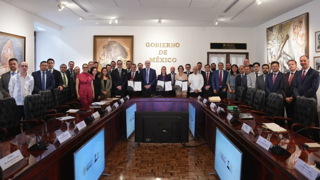 Renuevan pacto con gasolineros para contener precios y combatir la inflación
