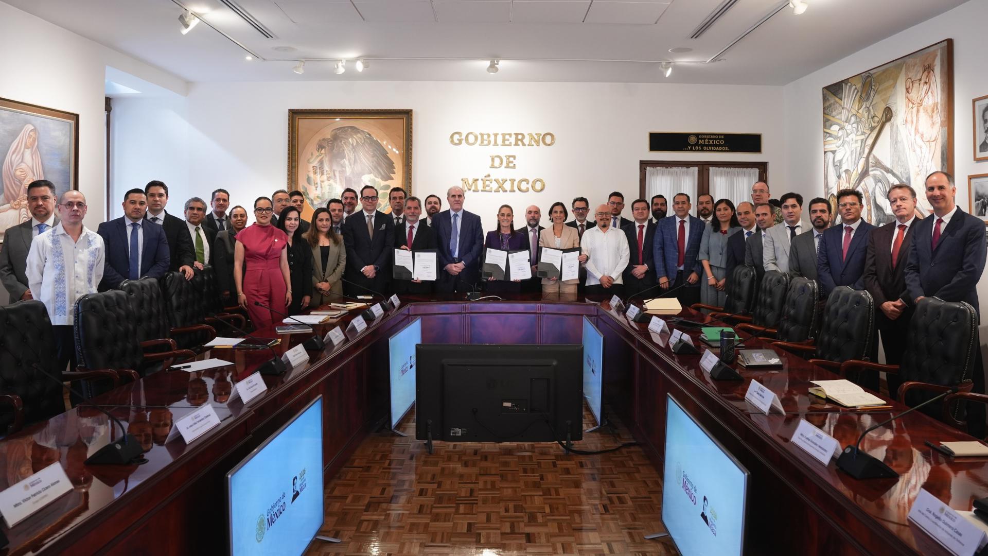 Renuevan pacto con gasolineros para contener precios y combatir la inflación Renuevan pacto con gasolineros para contener precios y combatir la inflación