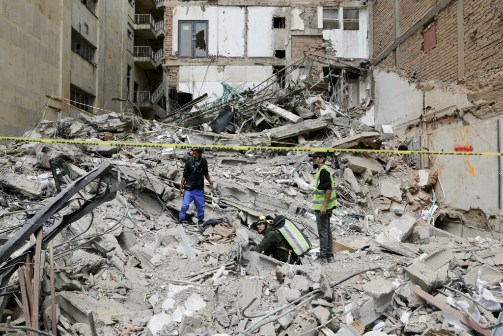 Familiares viajan a Colombia ante falta de datos sobre mexicanos desaparecidos tras sismo