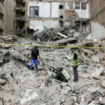 Familiares viajan a Colombia ante falta de datos sobre mexicanos desaparecidos tras sismo