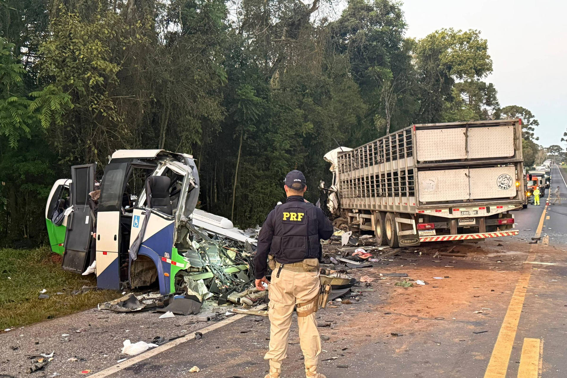Mueren 23 personas tras el choque entre un autobús y un camión en Brasil