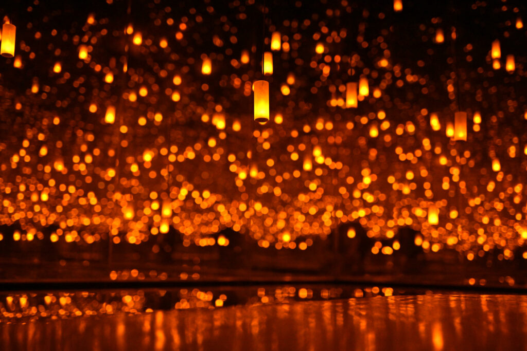 Biografía de Yayoi Kusama, la artista de los lunares - 9f6dcfc83fcd10df3e0491b4a39bfa8a7e07295dw-1024x683