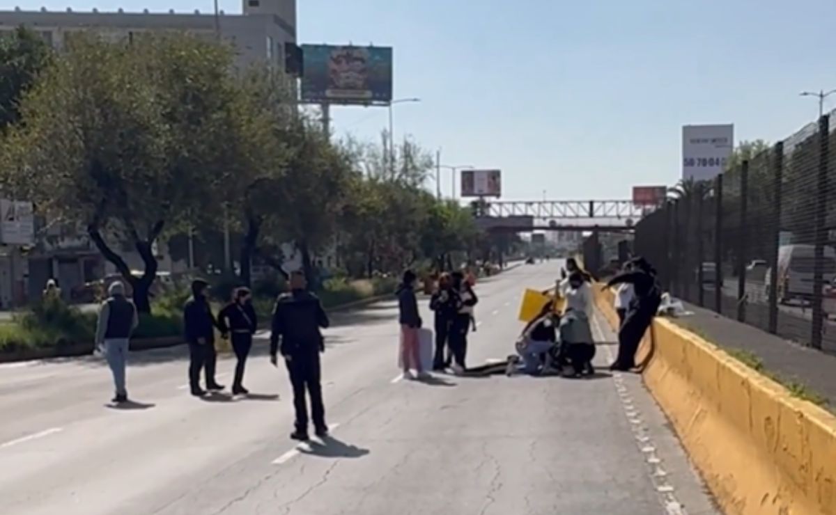 Motociclista arrolla a manifestantes sobre Circuito Interior; levantan bloqueo