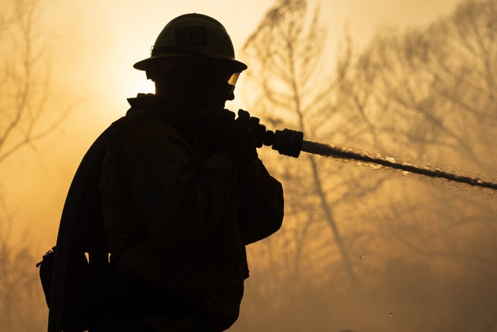 Empiezan a contener el incendio que ha forzado miles de desalojos en el oeste de EE.UU.