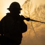 Empiezan a contener el incendio que ha forzado miles de desalojos en el oeste de EE.UU.