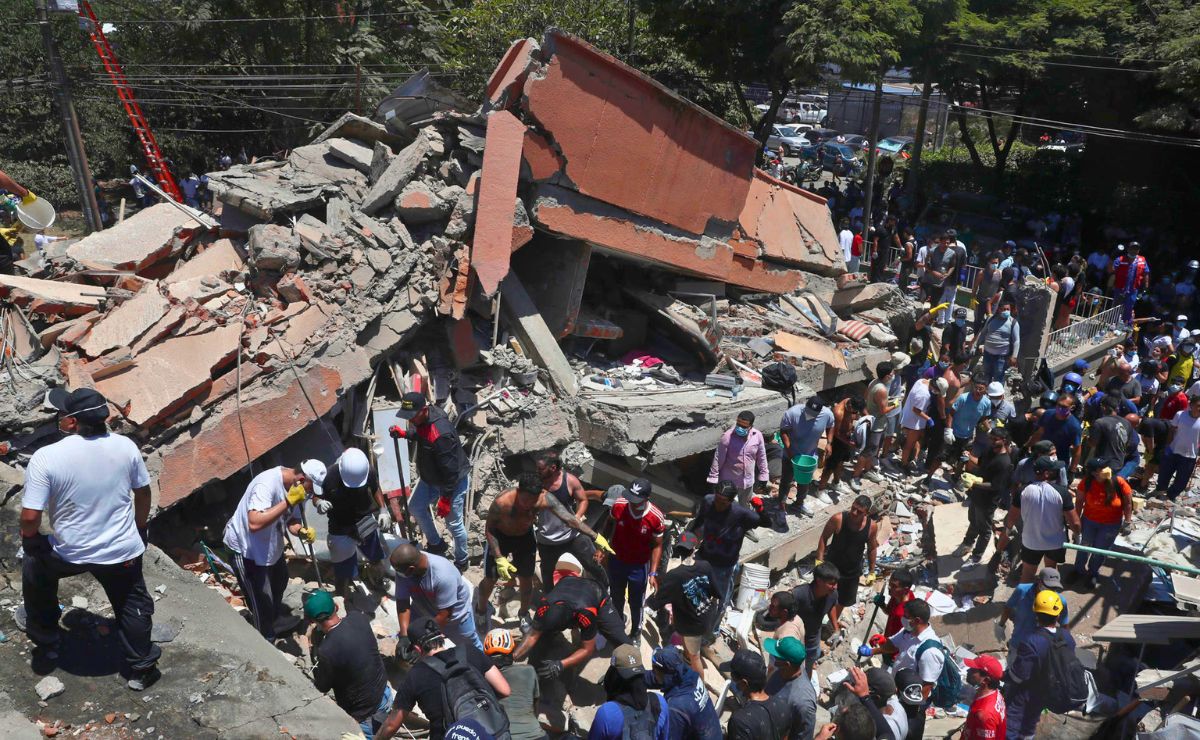 Presidente de Colombia anuncia 111 muertos por sismo; rescate de personas, la prioridad