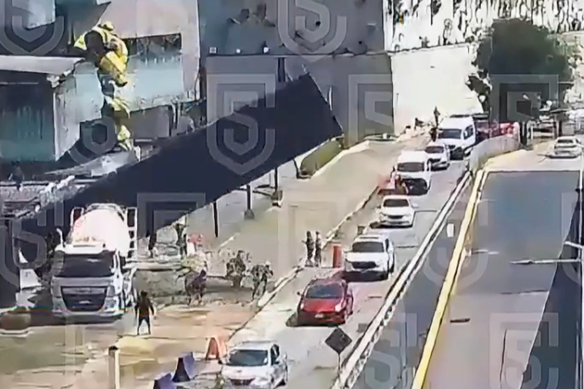 Video: Cae estructura sobre auto frente a Paseo Interlomas; hay una persona muerta