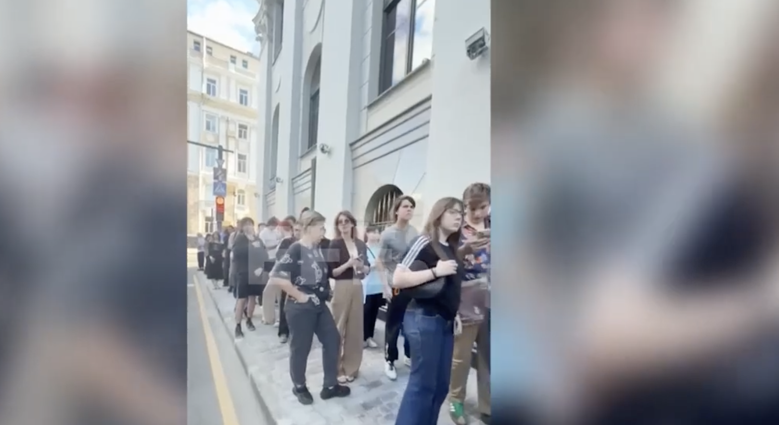 Cientos de rusos apoyan frente al Tribunal Supremo a Yábloko ante su amenaza de exclusión