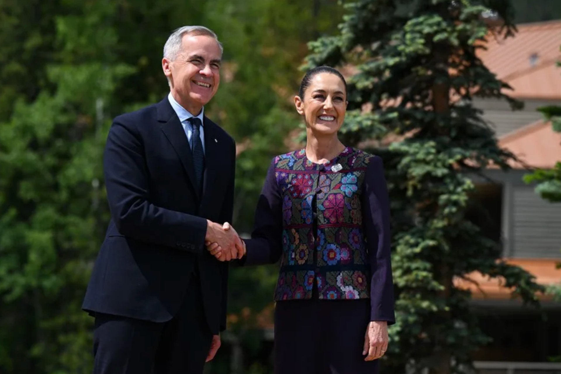 Sheinbaum y Carney respaldan acelerar la renovación del T-MEC Sheinbaum y Carney respaldan acelerar la renovación del T-MEC