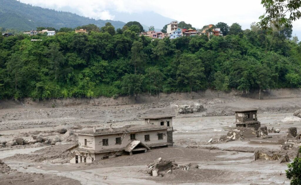 Video: Riada deja 55 muertos en Nepal; la atribuyen a temblor
