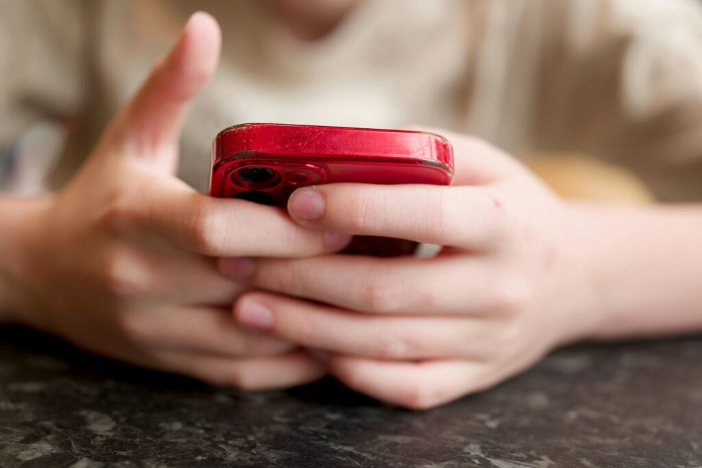 SEP busca regular celulares y otros dispositivos digitales en escuelas